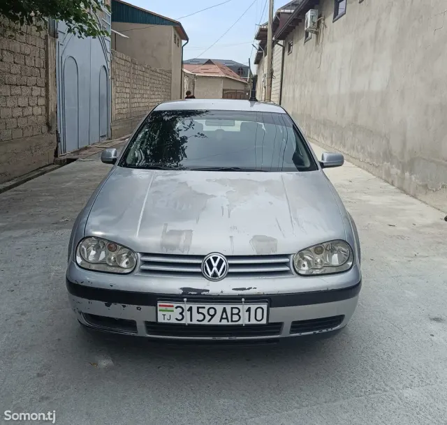 Volkswagen Golf 2002 · 1.6 MT