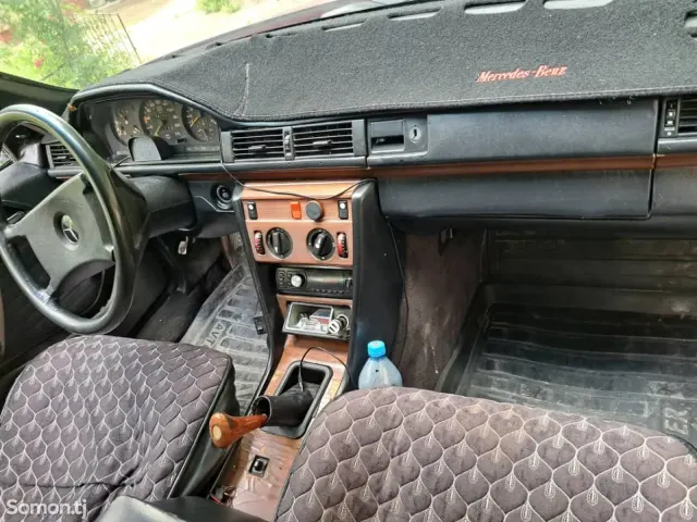 Mercedes-Benz W124 1989 · 2.0 MT