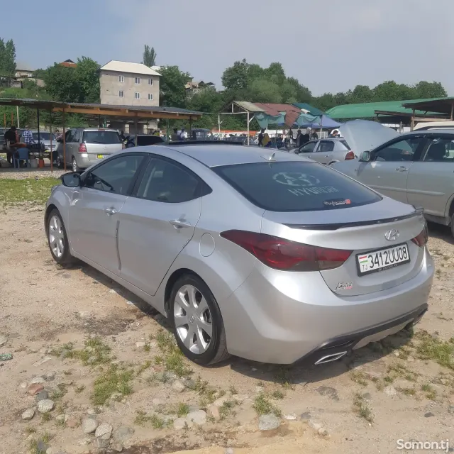Hyundai Elantra 2012 · 1.8 AT