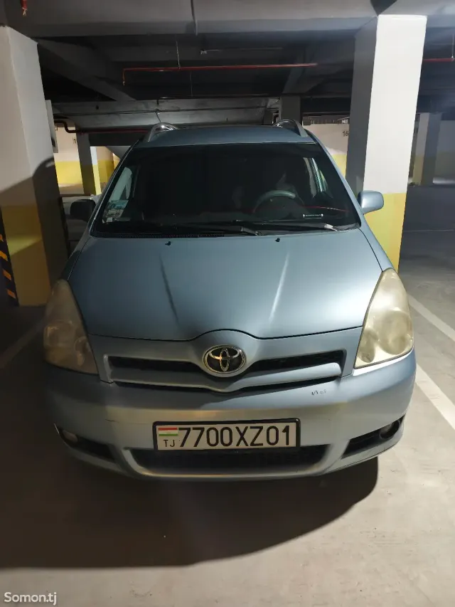 Toyota Corolla Verso 2006 · 2.2 MT