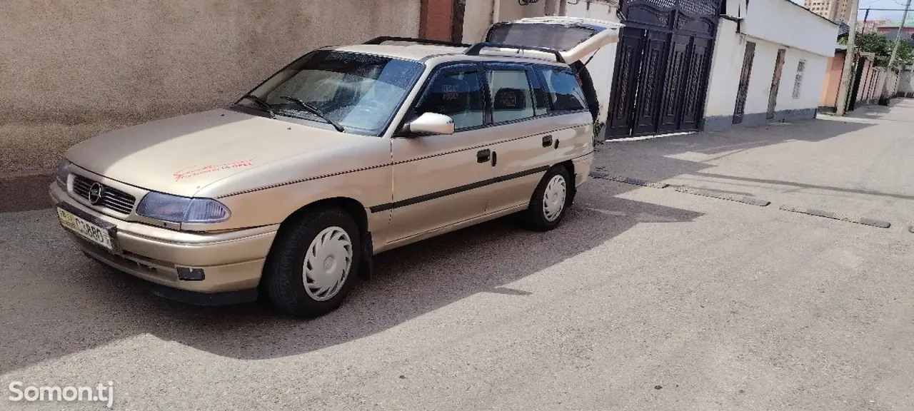Opel Astra F 1998 · 1.6 MT