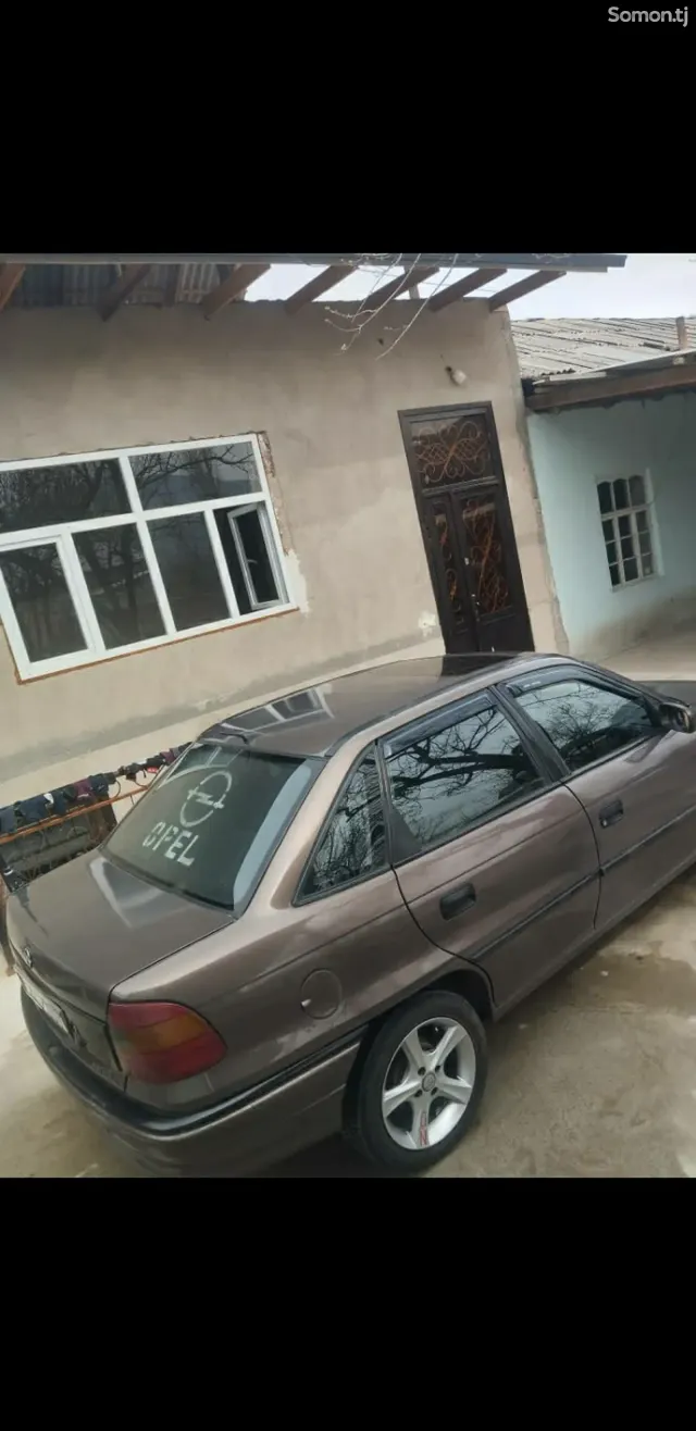 Opel Astra F 1992 · 1.6 MT