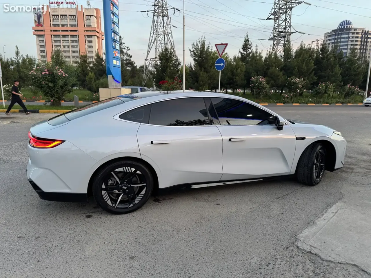 Geely Galaxy E8 2025 · AT