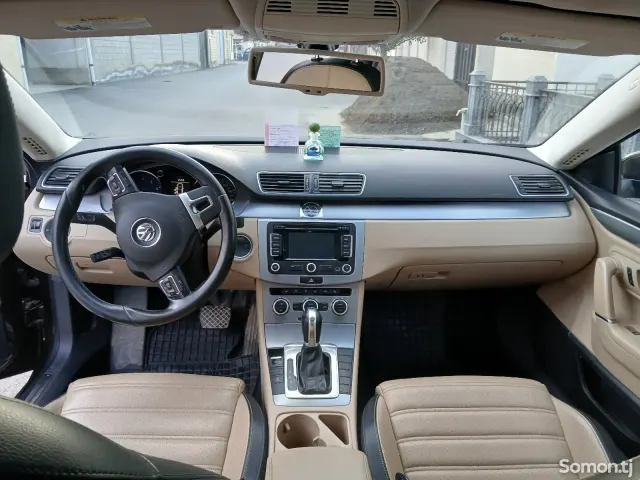 Volkswagen Passat 2013 · 2.0 AT