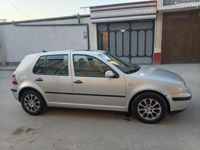 Volkswagen Golf 1998 · 1.6 MT