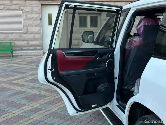 Lexus LX series 2022 · 5.7 AT