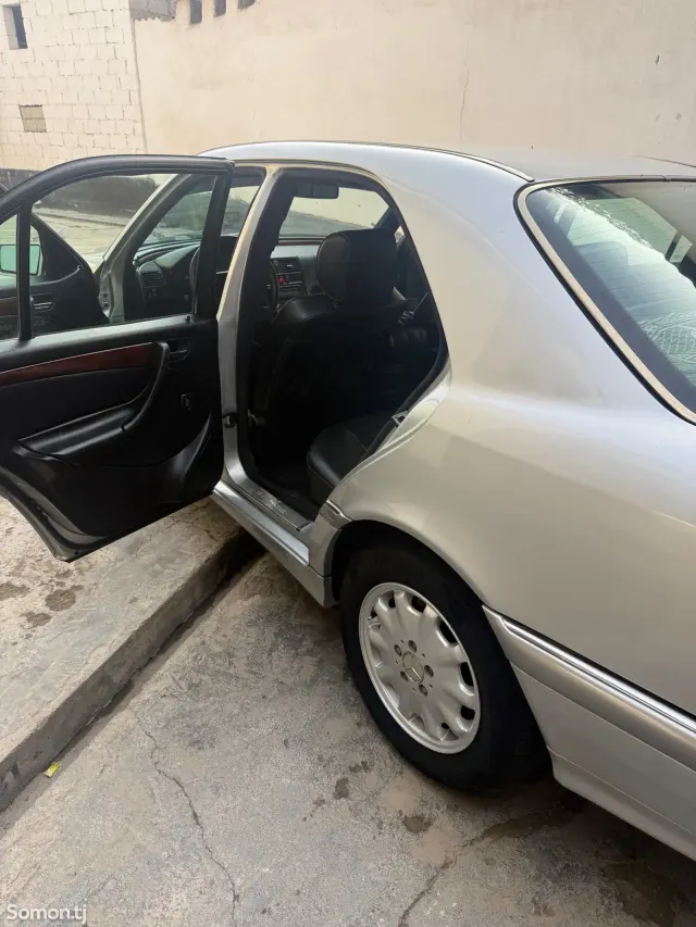 Mercedes-Benz C class 2000 · 2.3 MT