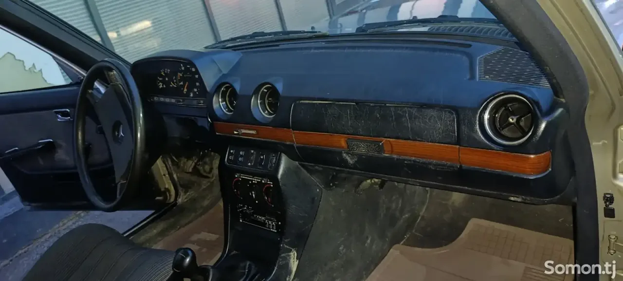 Mercedes-Benz C class 1985 · 3.0 MT