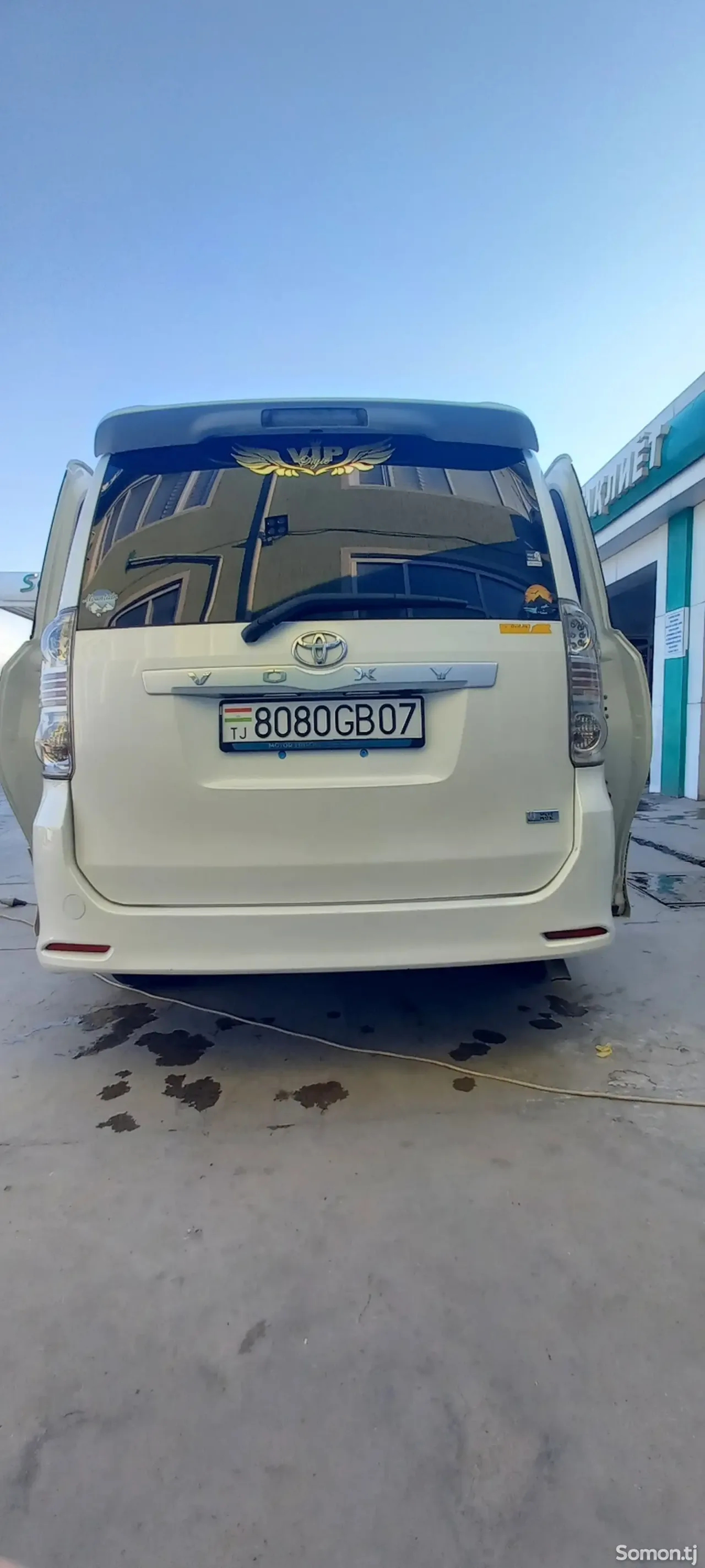 Toyota Voxy 2010 · 2.0 AT