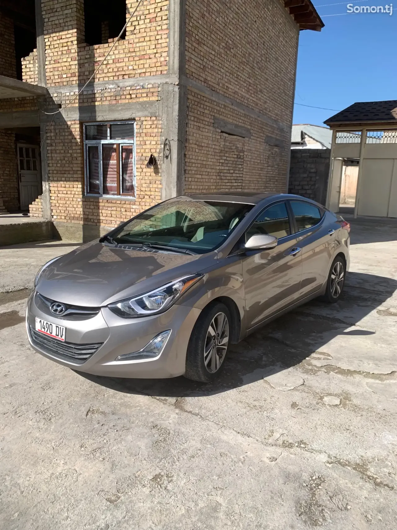 Hyundai Elantra 2015 · 1.8 AT