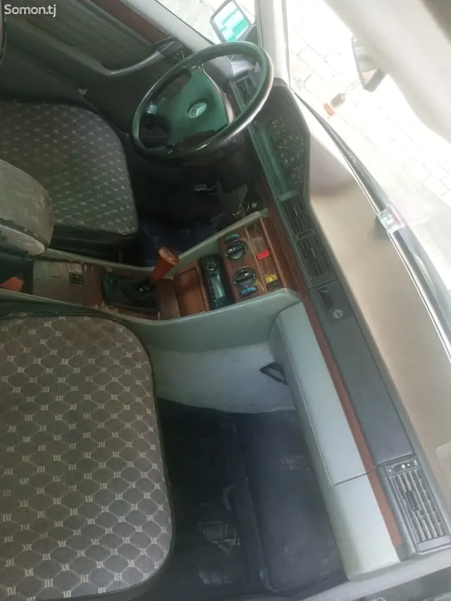Mercedes-Benz W124 1992 · 2.5 MT