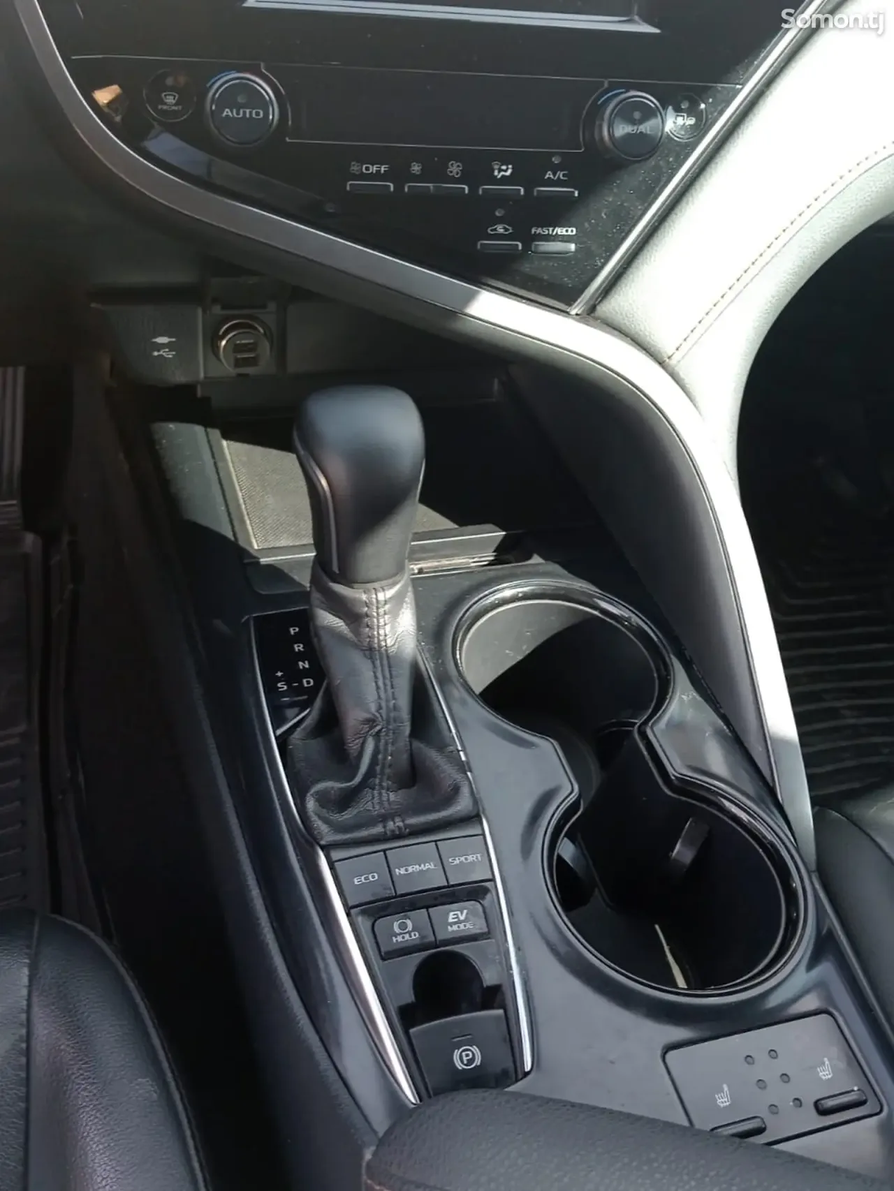 Toyota Camry 2020 · 2.5 AT