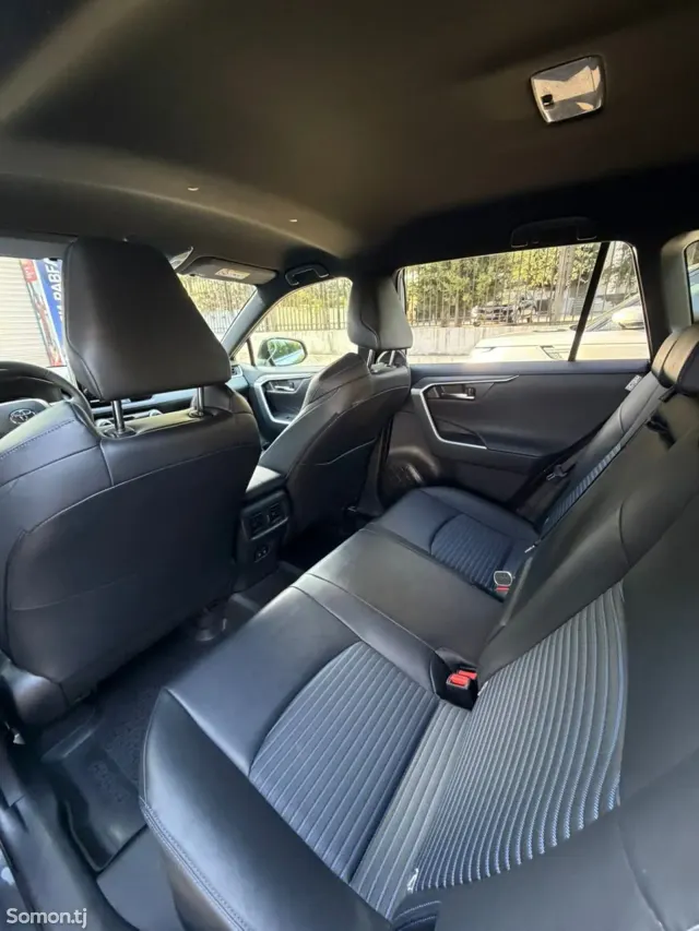 Toyota RAV 4 2021 · 2.5 AT