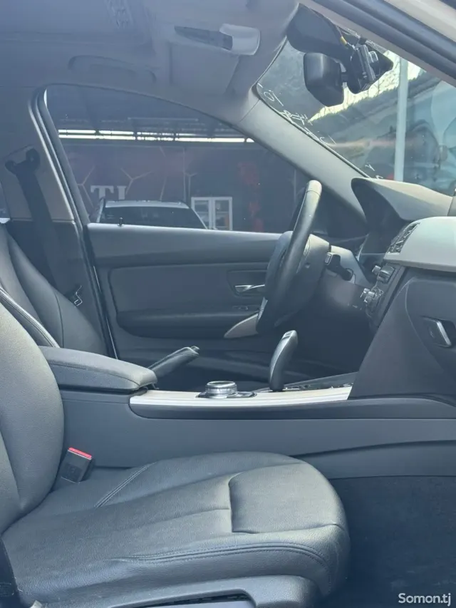 BMW 3 series 2016 · 2.0 AT