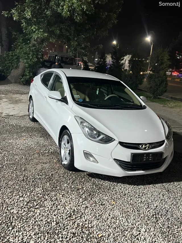 Hyundai Elantra 2012 · 1.8 AT