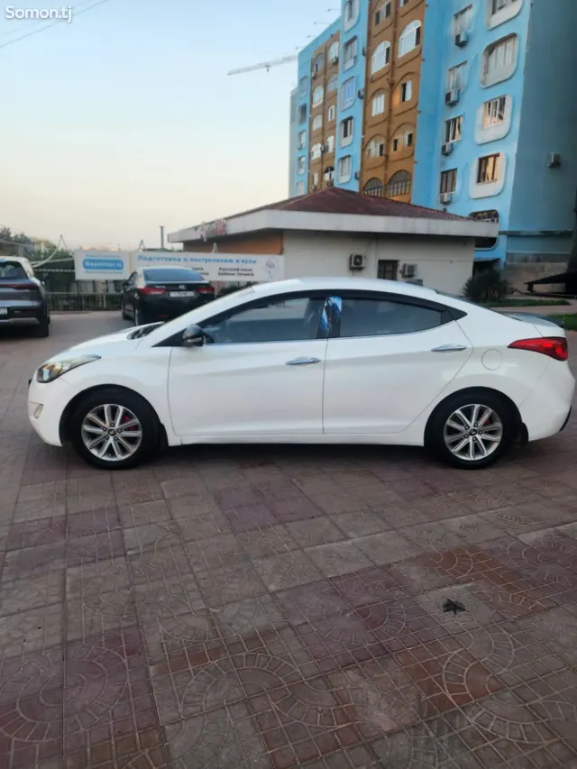 Hyundai Elantra 2012 · 1.6 AT