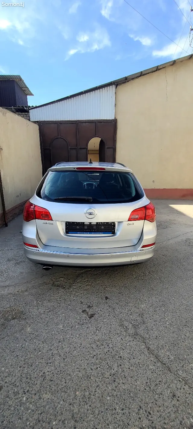 Opel Astra J 2015 · 1.4 AT