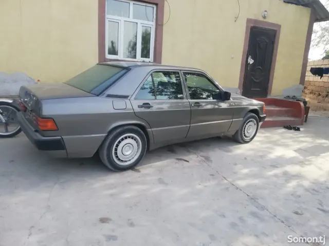 Mercedes-Benz W201 1989 · 2.0 MT