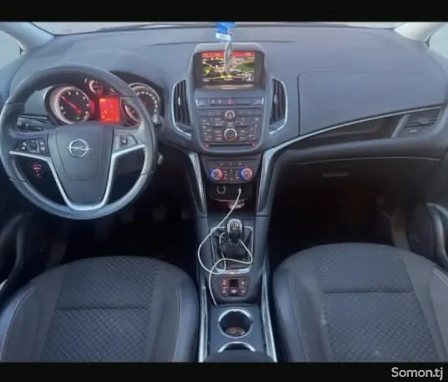 Opel Zafira 2016 · 2.0 MT