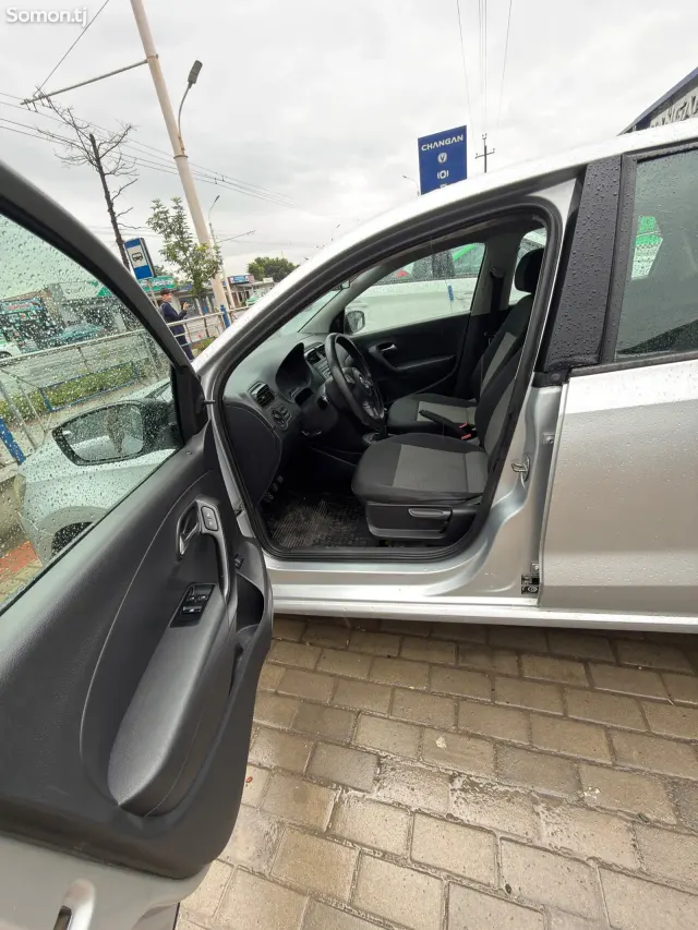 Volkswagen Polo 2015 · 1.6 MT