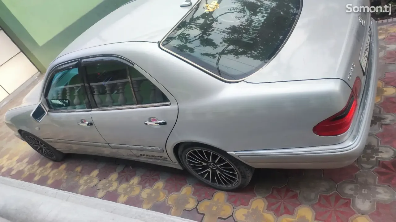 Mercedes-Benz E class 1997 · 2.2 AT