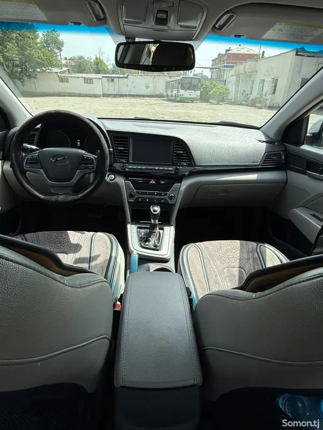 Hyundai Elantra 2017 · 2.0 AT