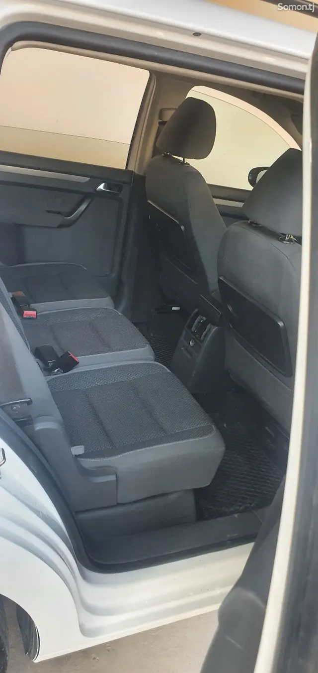 Volkswagen Touran 2011 · 1.4 MT