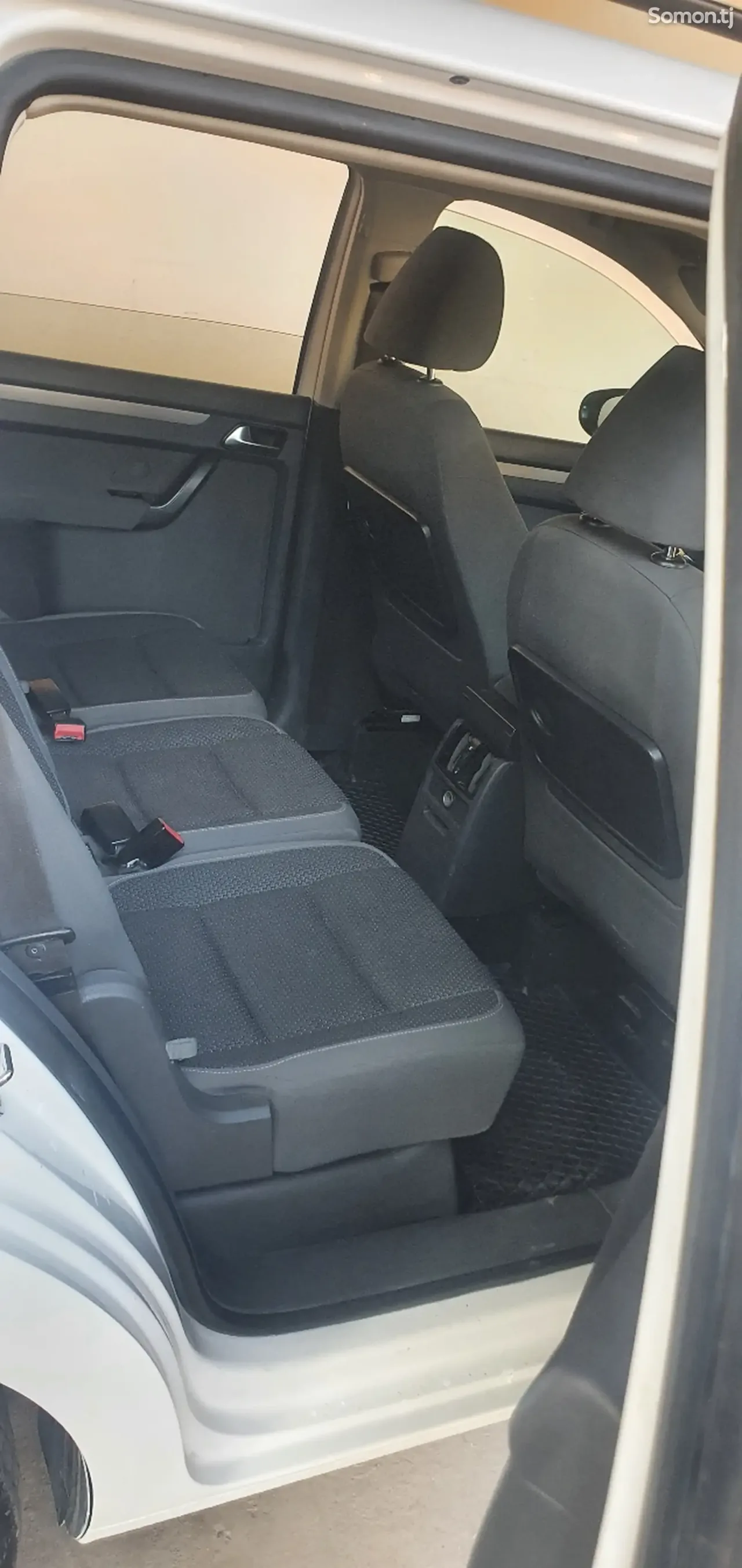 Volkswagen Touran 2011 · 1.4 MT