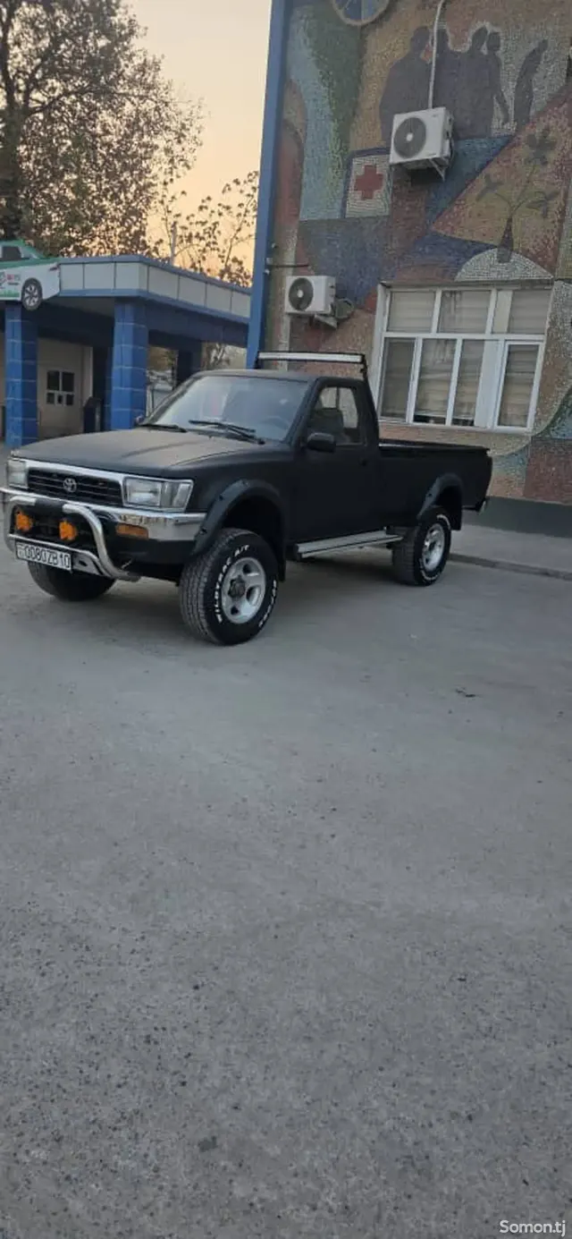 Toyota Hilux 1998 · 2.8 MT