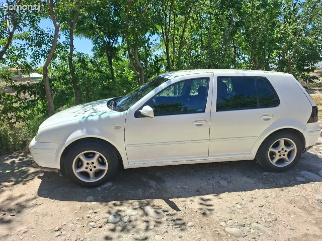Volkswagen Golf 1999 · 1.6 MT