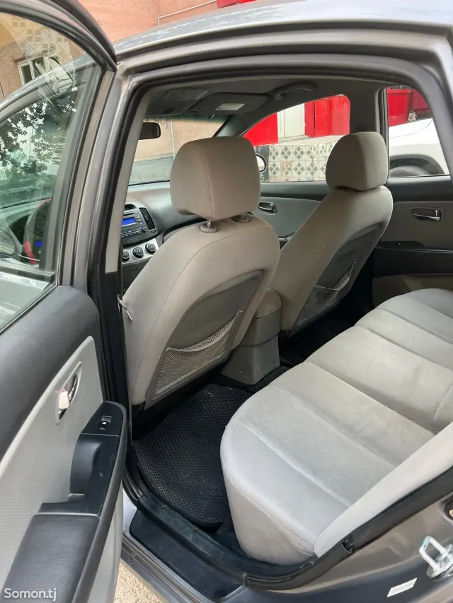 Hyundai Elantra 2010 · 1.6 AT