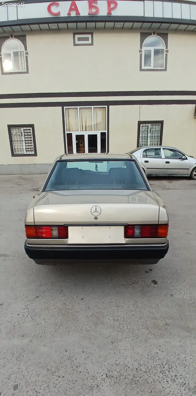 Mercedes-Benz W201 1991 · 2.0 MT