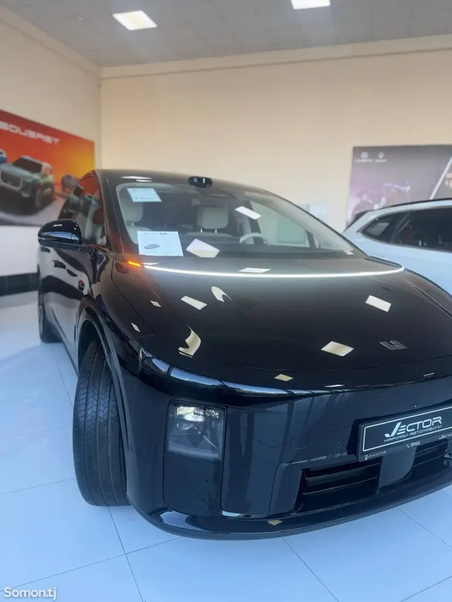 Li Auto (Lixiang) i8 2025 · AT