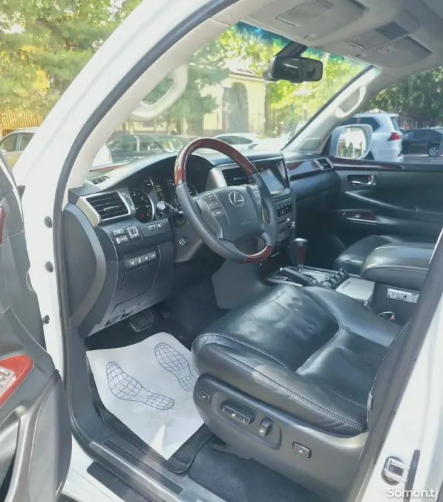 Lexus LX series 2013 · 5.7 AT