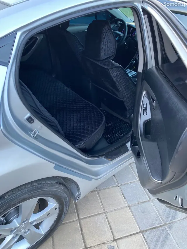 Hyundai Avante 2013 · 1.6 AT