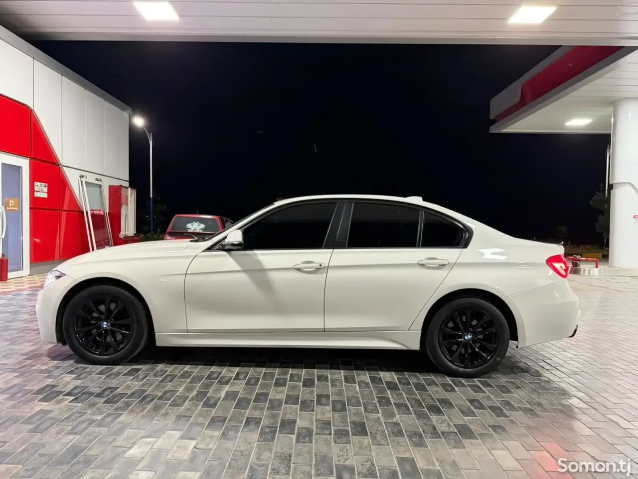 BMW 3 series 2017 · 2.0 AT