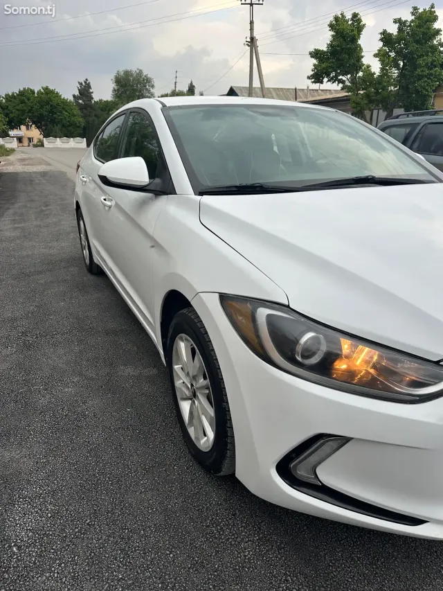Hyundai Elantra 2017 · 2.0 AT
