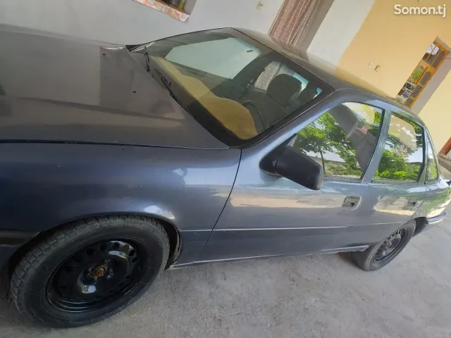 Opel Vectra A 1989 · 1.6 MT