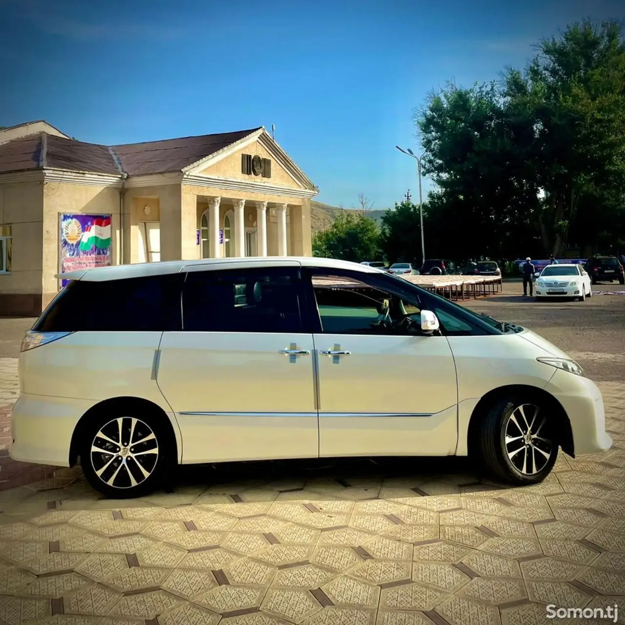 Toyota Estima 2016 · 2.4 AT