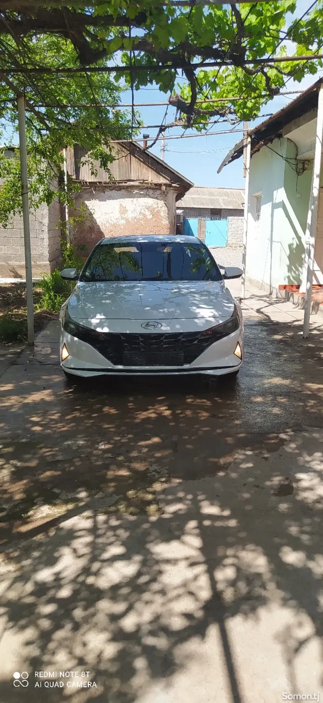 Hyundai Elantra 2022 · 1.6 AT
