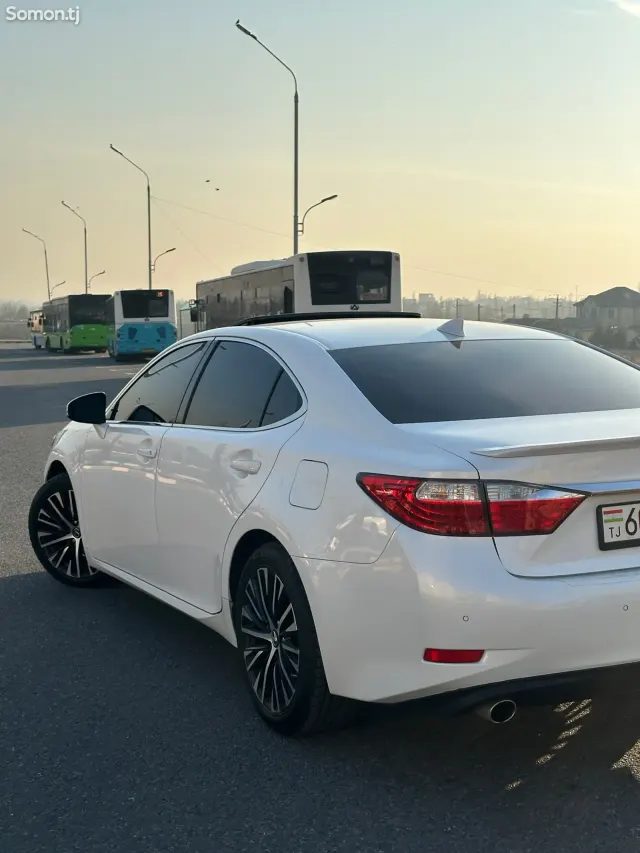 Lexus ES series 2015 · 3.5 AT