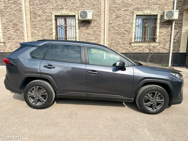 Toyota RAV 4 2021 · 2.5 MT