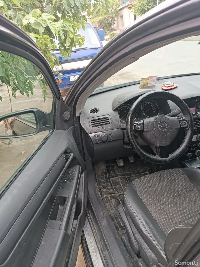 Opel Astra H 2004 · 1.6 MT