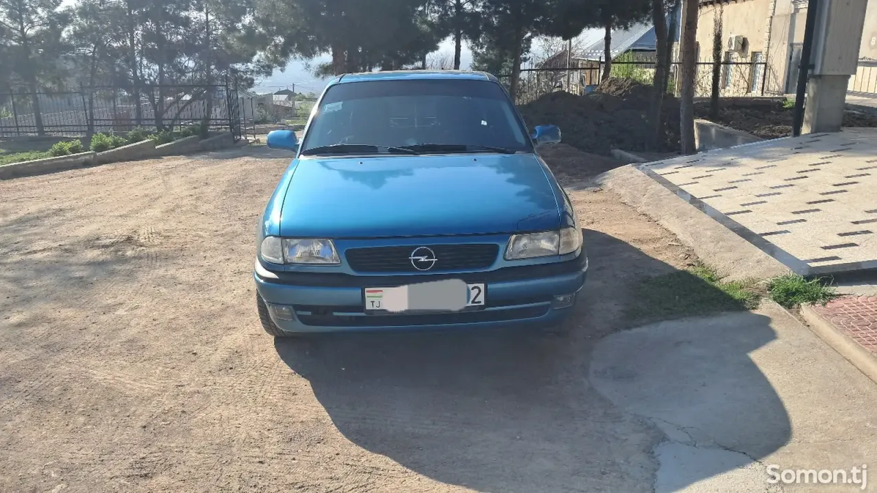 Opel Astra F 1993 · 1.6 MT