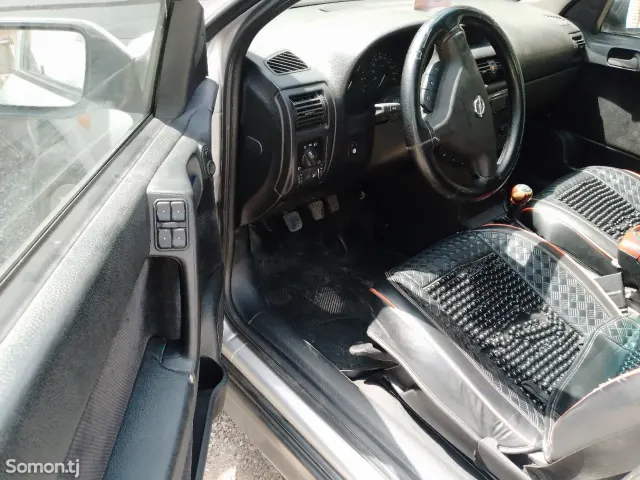 Opel Astra G 1998 · 1.6 MT