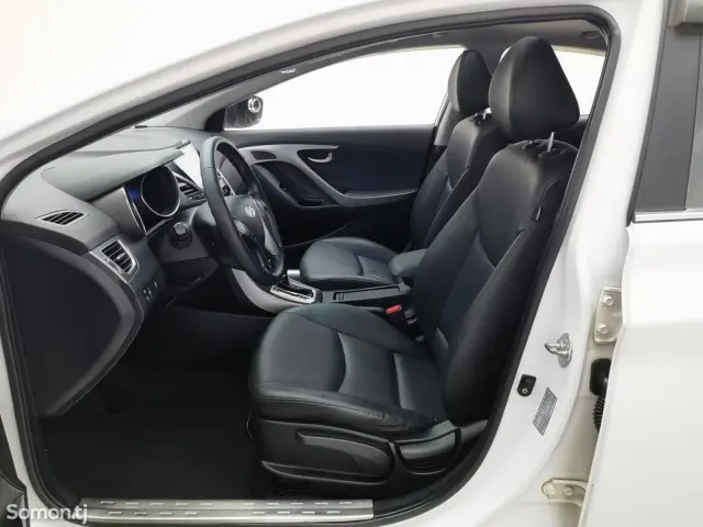 Hyundai Elantra 2015 · AT