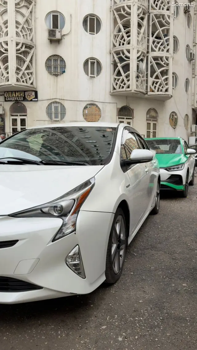 Toyota Prius 2016 · 1.8 AT