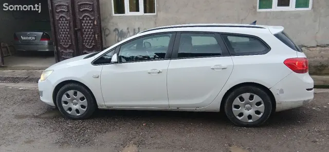 Opel Astra J 2012 · 1.3 MT