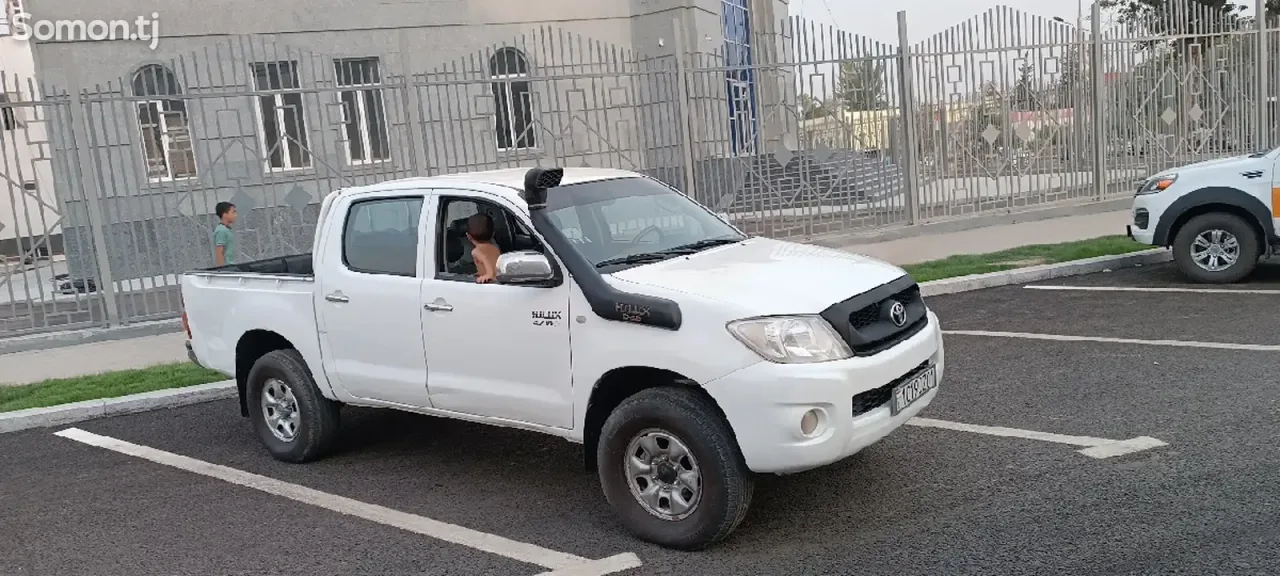 Toyota Hilux 2009 · 2.7 MT