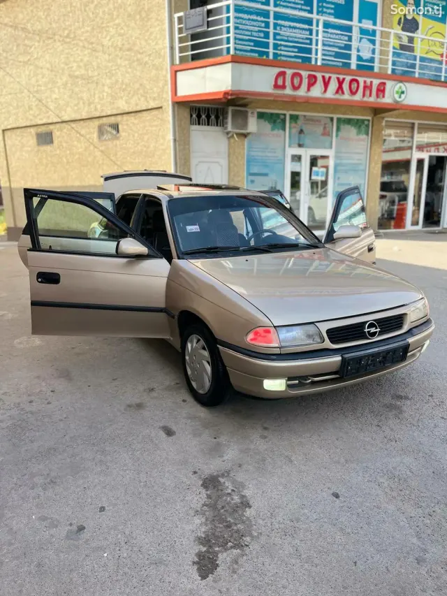 Opel Astra F 1997 · 1.6 MT